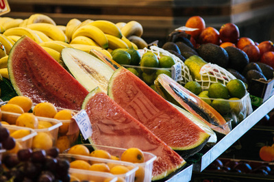 果色满盘 白黄映衬下的缤纷水果与创意调味